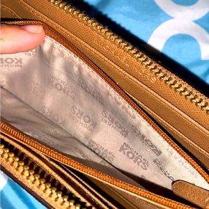 Michael kors wallet, multi pockets, fits perfect in a purse